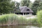 Loosdrecht 14 juli 2019
Huis van laurent Hompes op een eilandje voor Loosdrecht. Er staan paardestallen en heeft een eigen strand.