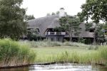 Loosdrecht 14 juli 2019
Huis van laurent Hompes op een eilandje voor Loosdrecht. Er staan paardestallen en heeft een eigen strand.