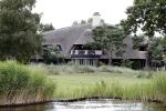Loosdrecht 14 juli 2019
Huis van laurent Hompes op een eilandje voor Loosdrecht. Er staan paardestallen en heeft een eigen strand.