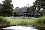 Loosdrecht 14 juli 2019
Huis van laurent Hompes op een eilandje voor Loosdrecht. Er staan paardestallen en heeft een eigen strand.