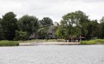 Loosdrecht 14 juli 2019
Huis van laurent Hompes op een eilandje voor Loosdrecht. Er staan paardestallen en heeft een eigen strand.