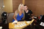 Amsterdam 27 juli 2019
Maron Hill heeft surprise etentje met vrienden georganiseers bij restaurant Genroku voor zijn zwangere vriendin Samantha de Jong ( Barbie)