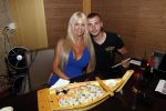 Amsterdam 27 juli 2019
Maron Hill heeft surprise etentje met vrienden georganiseers bij restaurant Genroku voor zijn zwangere vriendin Samantha de Jong ( Barbie)