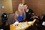 Amsterdam 27 juli 2019
Maron Hill heeft surprise etentje met vrienden georganiseers bij restaurant Genroku voor zijn zwangere vriendin Samantha de Jong ( Barbie)