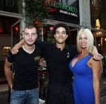 Amsterdam 27 juli 2019
Maron Hill heeft surprise etentje met vrienden georganiseers bij restaurant Genroku voor zijn zwangere vriendin Samantha de Jong ( Barbie)