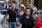 Amsterdam 27 juli 2019
Maron Hill heeft surprise etentje met vrienden georganiseers bij restaurant Genroku voor zijn zwangere vriendin Samantha de Jong ( Barbie)