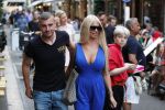 Amsterdam 27 juli 2019
Maron Hill heeft surprise etentje met vrienden georganiseers bij restaurant Genroku voor zijn zwangere vriendin Samantha de Jong ( Barbie)