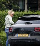 Loenen aan de vecht 10 juli 2019
Yvon Jaspers arriveert met haar zoon bij hun huis.