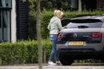 Loenen aan de vecht 10 juli 2019
Yvon Jaspers arriveert met haar zoon bij hun huis.