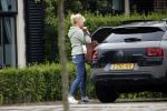 Loenen aan de vecht 10 juli 2019
Yvon Jaspers arriveert met haar zoon bij hun huis.