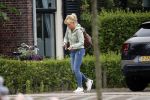 Loenen aan de vecht 10 juli 2019
Yvon Jaspers arriveert met haar zoon bij hun huis.