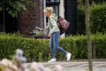 Loenen aan de vecht 10 juli 2019
Yvon Jaspers arriveert met haar zoon bij hun huis.