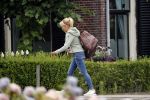 Loenen aan de vecht 10 juli 2019
Yvon Jaspers arriveert met haar zoon bij hun huis.