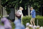 Loenen aan de vecht 10 juli 2019
Yvon Jaspers arriveert met haar zoon bij hun huis.
