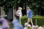 Loenen aan de vecht 10 juli 2019
Yvon Jaspers arriveert met haar zoon bij hun huis.