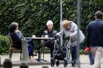 Laren 25 juli 2020
Ad Visser met zijn vrouw en een kennis op terras in laren