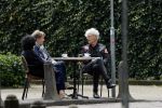 Laren 25 juli 2020
Ad Visser met zijn vrouw en een kennis op terras in laren