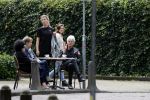 Laren 25 juli 2020
Ad Visser met zijn vrouw en een kennis op terras in laren