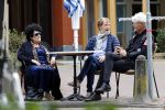 Laren 25 juli 2020
Ad Visser met zijn vrouw en een kennis op terras in laren