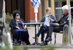 Laren 25 juli 2020
Ad Visser met zijn vrouw en een kennis op terras in laren