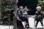 Laren 25 juli 2020
Ad Visser met zijn vrouw en een kennis op terras in laren