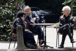 Laren 25 juli 2020
Ad Visser met zijn vrouw en een kennis op terras in laren