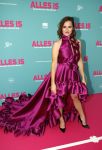 Amsterdam 29 juli 2020
Premiere alles is zoals het zou moeten zijn in euroscoop, De film is naar een boek van Daphne Deckers. Barbara Sloesen kwam met haar vriend en haar ouders