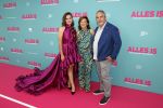 Amsterdam 29 juli 2020
Premiere alles is zoals het zou moeten zijn in euroscoop, De film is naar een boek van Daphne Deckers. Barbara Sloesen kwam met haar vriend en haar ouders