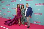 Amsterdam 29 juli 2020
Premiere alles is zoals het zou moeten zijn in euroscoop, De film is naar een boek van Daphne Deckers. Barbara Sloesen kwam met haar vriend en haar ouders