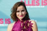 Amsterdam 29 juli 2020
Premiere alles is zoals het zou moeten zijn in euroscoop, De film is naar een boek van Daphne Deckers. Barbara Sloesen kwam met haar vriend en haar ouders