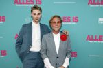 Amsterdam 29 juli 2020
Premiere alles is zoals het zou moeten zijn in euroscoop, De film is naar een boek van Daphne Deckers. Bastiaan v Schaik met zijn nieuwe vriend Bennet