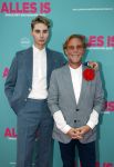 Amsterdam 29 juli 2020
Premiere alles is zoals het zou moeten zijn in euroscoop, De film is naar een boek van Daphne Deckers. Bastiaan v Schaik met zijn nieuwe vriend Bennet