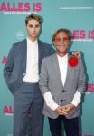 Amsterdam 29 juli 2020
Premiere alles is zoals het zou moeten zijn in euroscoop, De film is naar een boek van Daphne Deckers. Bastiaan v Schaik met zijn nieuwe vriend Bennet
