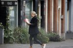 Amsterdam 26 juli 2020
Bridget Maasland in de regen op straat