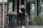Amsterdam 26 juli 2020
Bridget Maasland in de regen op straat