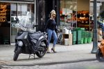 Amsterdam 22 juli 2020
Connie Witteman doet boodschappen met haar Biro CCCC karretje