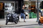 Amsterdam 22 juli 2020
Connie Witteman doet boodschappen met haar Biro CCCC karretje