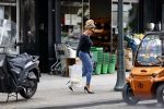 Amsterdam 22 juli 2020
Connie Witteman doet boodschappen met haar Biro CCCC karretje