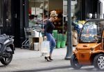 Amsterdam 22 juli 2020
Connie Witteman doet boodschappen met haar Biro CCCC karretje