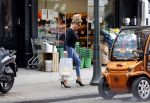 Amsterdam 22 juli 2020
Connie Witteman doet boodschappen met haar Biro CCCC karretje