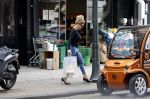 Amsterdam 22 juli 2020
Connie Witteman doet boodschappen met haar Biro CCCC karretje