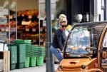 Amsterdam 22 juli 2020
Connie Witteman doet boodschappen met haar Biro CCCC karretje