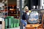 Amsterdam 22 juli 2020
Connie Witteman doet boodschappen met haar Biro CCCC karretje