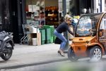 Amsterdam 22 juli 2020
Connie Witteman doet boodschappen met haar Biro CCCC karretje