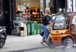 Amsterdam 22 juli 2020
Connie Witteman doet boodschappen met haar Biro CCCC karretje