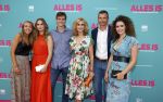 Amsterdam 29 juli 2020
Premiere alles is zoals het zou moeten zijn in euroscoop, De film is naar een boek van Daphne Deckers. Daphne kwam met haar man Richard Krajicek hun kinderen Emma en Alec en de vriendin van Alec