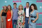 Amsterdam 29 juli 2020
Premiere alles is zoals het zou moeten zijn in euroscoop, De film is naar een boek van Daphne Deckers. Daphne kwam met haar man Richard Krajicek hun kinderen Emma en Alec en de vriendin van Alec