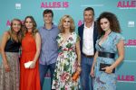 Amsterdam 29 juli 2020
Premiere alles is zoals het zou moeten zijn in euroscoop, De film is naar een boek van Daphne Deckers. Daphne kwam met haar man Richard Krajicek hun kinderen Emma en Alec en de vriendin van Alec