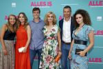 Amsterdam 29 juli 2020
Premiere alles is zoals het zou moeten zijn in euroscoop, De film is naar een boek van Daphne Deckers. Daphne kwam met haar man Richard Krajicek hun kinderen Emma en Alec en de vriendin van Alec