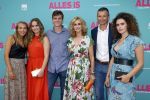 Amsterdam 29 juli 2020
Premiere alles is zoals het zou moeten zijn in euroscoop, De film is naar een boek van Daphne Deckers. Daphne kwam met haar man Richard Krajicek hun kinderen Emma en Alec en de vriendin van Alec